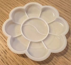 Maletilbehør - Paint Mixing Palette: Small (8cm) 10 holes "Flower / Blomster" Plastpalette